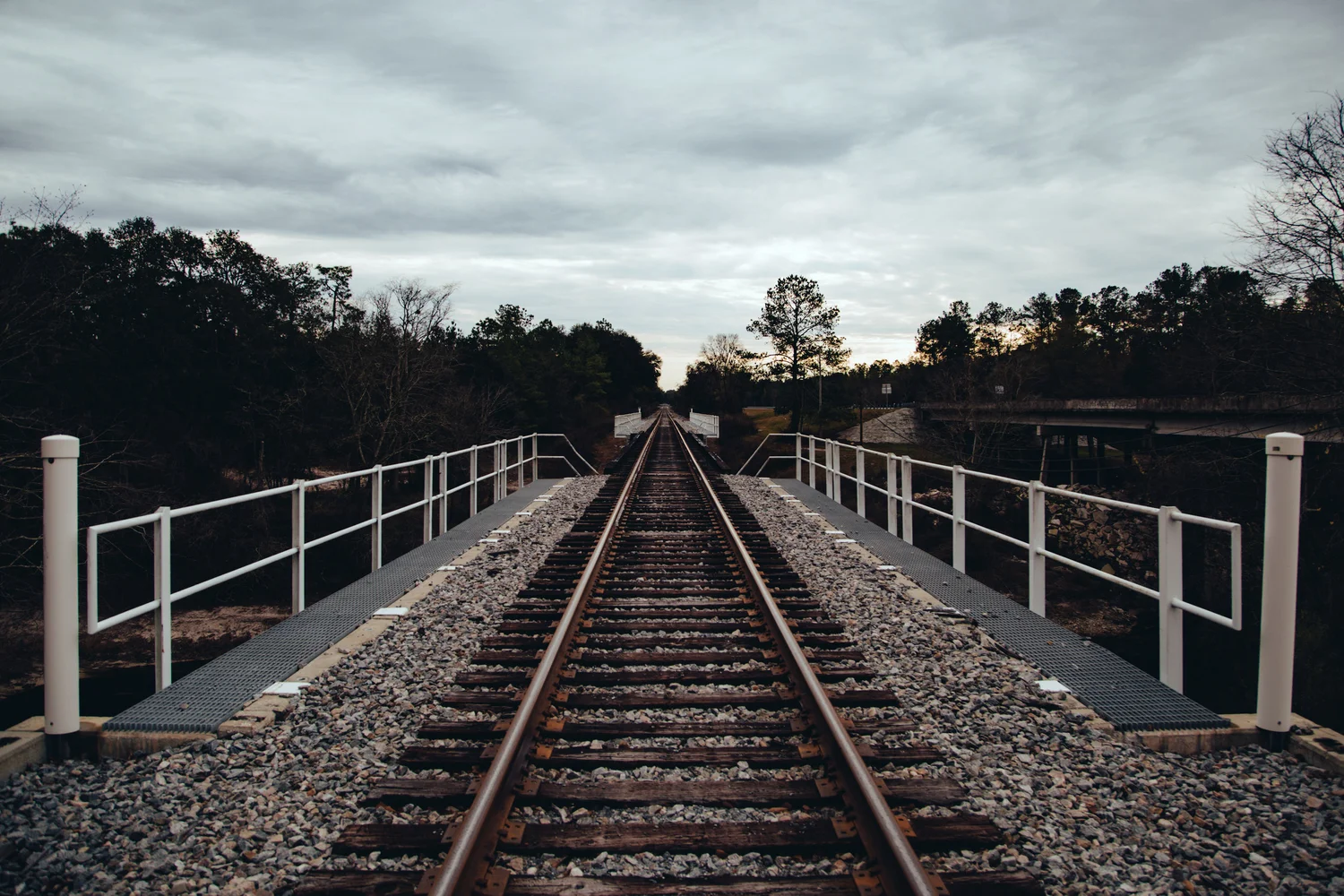 long-railroad-perspective