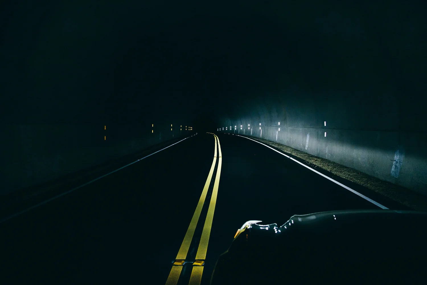 long-exposure-dark-road